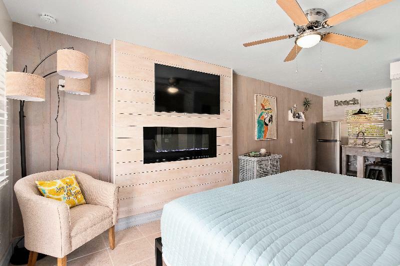 Latitude 26 Waterfront Boutique Resort - בוניטה ספרינגס מראה חיצוני תמונה